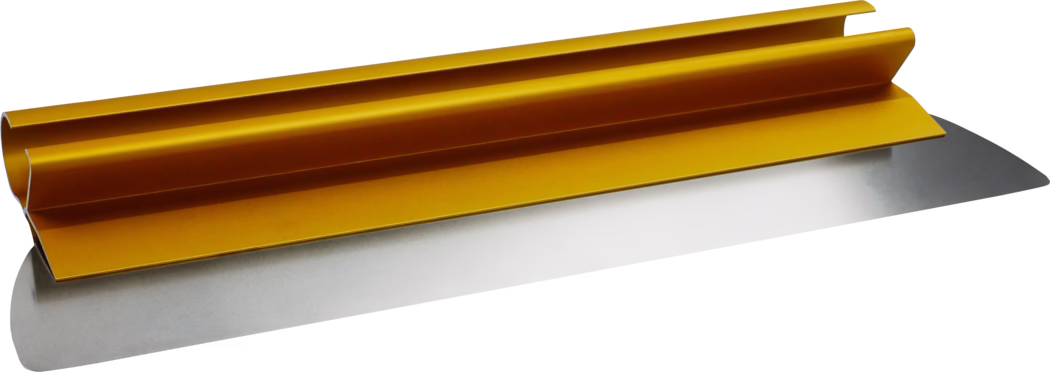 Long outil métallique avec une lame plate brillante en acier inoxydable et une poignée en aluminium anodisé de couleur dorée fixée sur le dessus ; photographié sur fond blanc en perspective oblique, surfaces lisses et réfléchissantes.