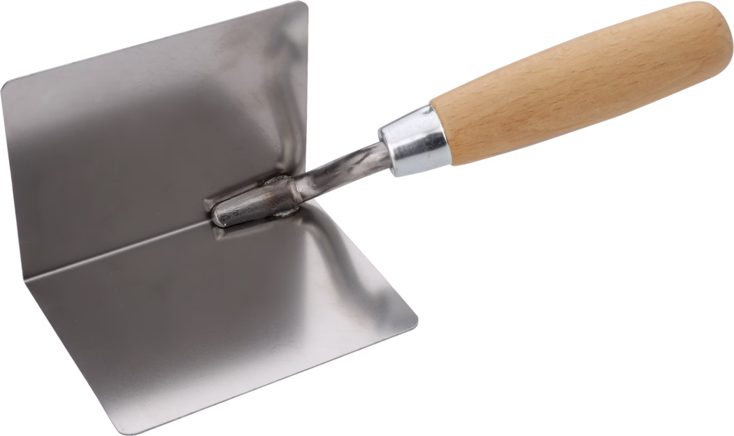 Une truelle d'angle intérieure en métal avec un manche en bois sur fond blanc.