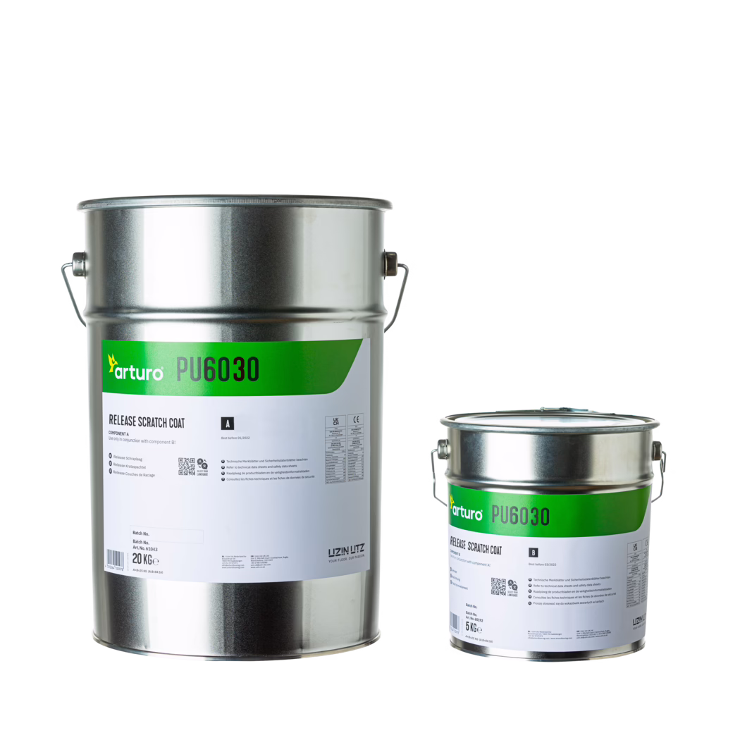 Productbeeld PU6030 Release Primer-HR Deux seaux métalliques de peinture (un grand, un plus petit) avec des étiquettes vertes 'arturo PU6030 Release Scratch Coat', anses et couvercles métalliques sur fond blanc ; le grand seau indique 20 kg, le plus petit 5 kg. Photo produit en studio.