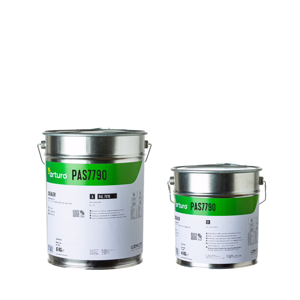 Arturo_Dummy_PAS7790_5kg_2022-05 A studio photo of two metal paint cans with green labels reading 'arturo PAS7790' on a clean white background. The larger cylindrical can (6 kg) is on the left and a smaller can (4 kg) is on the right; both have metal lids, carrying handles and reflective silver surfaces. The labels identify the product as a sealer and show technical markings and QR codes. The lighting is even with soft reflections and the composition is tightly framed to emphasize the packaging details.
