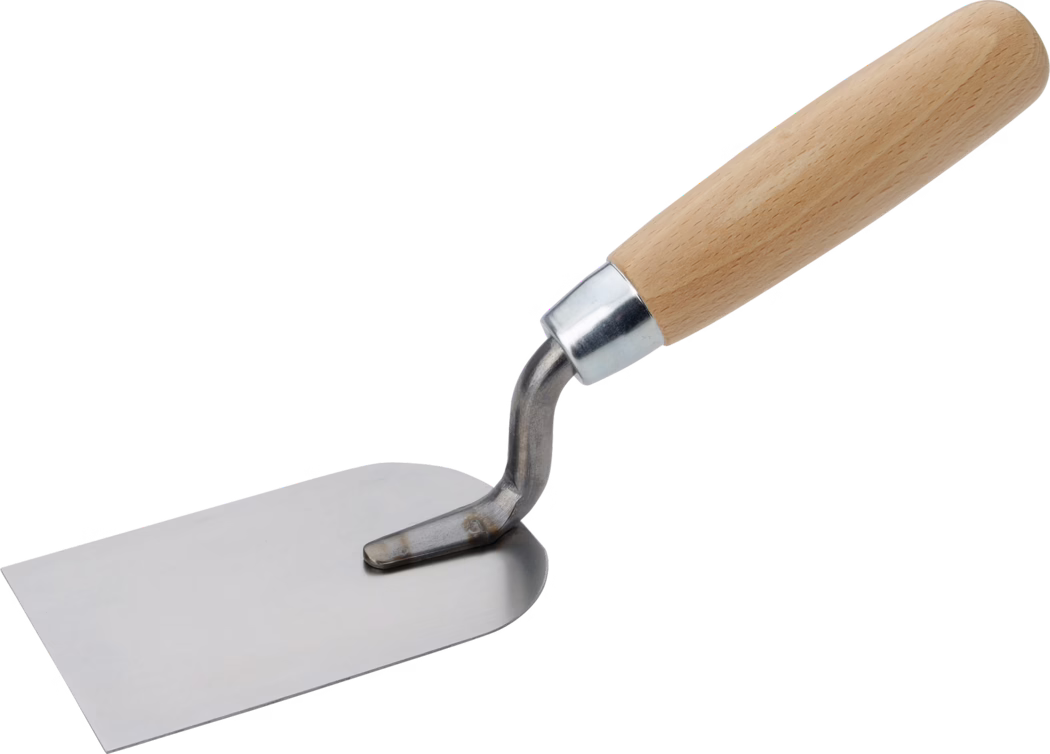 Une truelle à main sur fond blanc. Elle comporte une lame plate rectangulaire en acier inoxydable avec une extrémité arrondie, reliée à une courte tige en acier inclinée et à un manche en bois clair maintenu par un collier métallique. La lame polie est propre et idéale pour étaler et lisser le mortier, l'enduit ou la colle à carrelage ; le manche ergonomique assure une prise en main confortable.