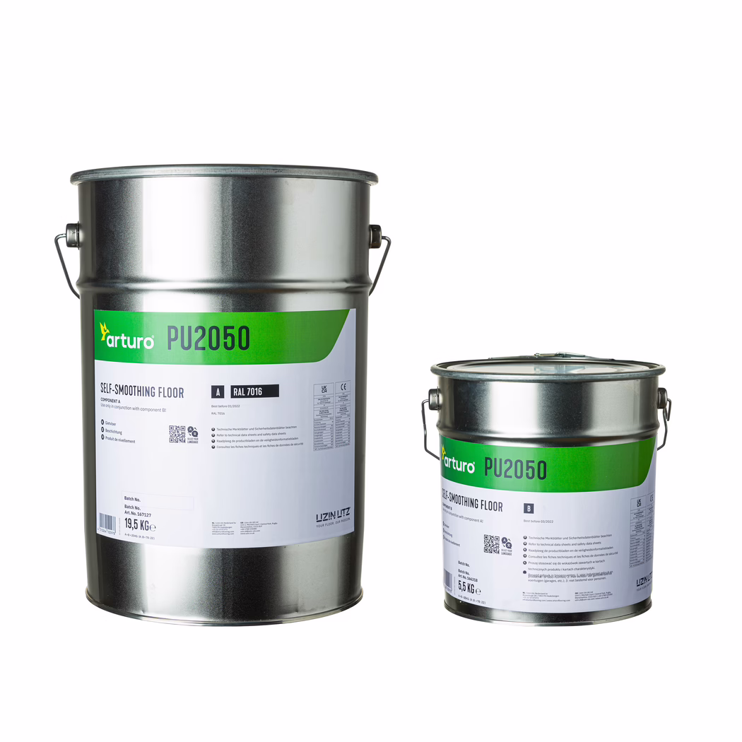 Arturo_Dummy_PU2050-25kg_2022-02 Two silver metal containers of Arturo PU2050 self-smoothing floor compound on a white background: a large cylindrical pail on the left and a smaller cylindrical can on the right. Both containers have green-and-white product labels with the brand name 'arturo' and the code 'PU2050', printed usage information and icons, and metal handles on each side. The larger container is marked 19.5 kg and the smaller 5.5 kg; both show reflective metallic surfaces and tight lids. The composition suggests a two-component floor leveling or coating product, presented as studio photography with even lighting and a clean, isolated background for clear product display.